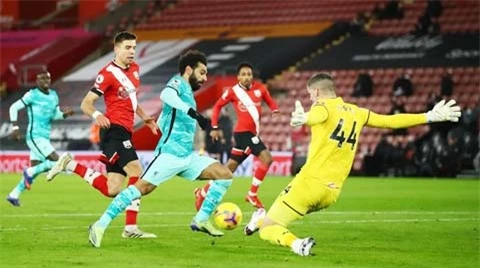 Salah (giữa) chơi mờ nhạt trong trận gặp Southampton là một trong những nguyên nhân khiến Liverpool trắng tay