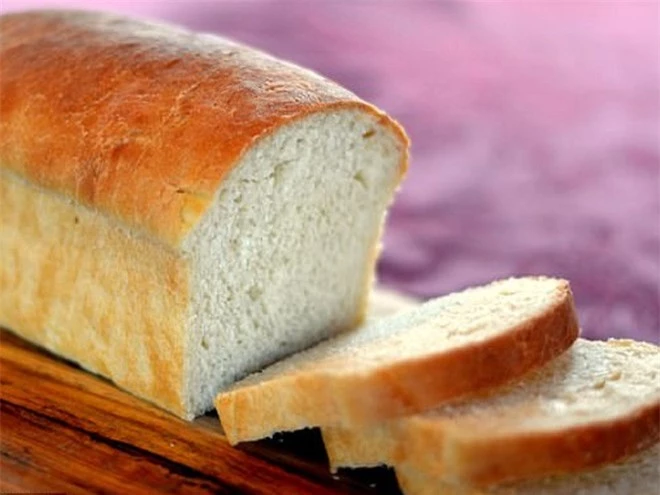 Lý do không nên chọn bánh mì trắng để ăn sáng