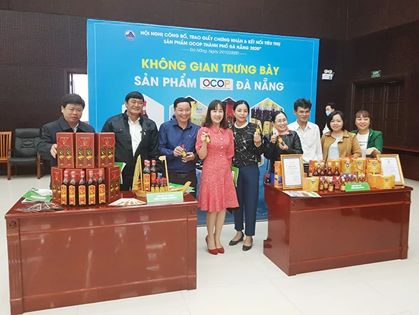 Hai quầy giới thiệu Nước mắm Hương Làng Cổ của Công ty TNHH Mắm Hồng Hương (trái) và Nước mắm nhĩ Bình Minh của HTX Mắm Bình Minh tại Hội nghị công bố, trao giấy chứng nhận sản phẩm OCOP hạng “4 sao” của TP Đà Nẵng