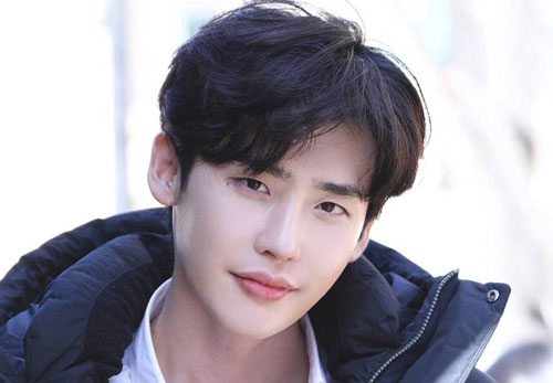 Mỹ nam Lee Jong Suk chính thức xuất ngũ, ngay lập tức leo lên hot search Weibo