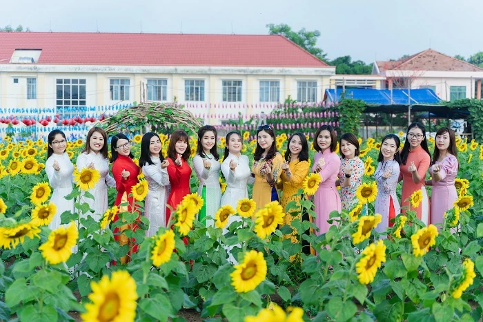 Hàng nghìn du khách đã đến cánh đồng hoa mặt trời của chàng trai 9x Bình Phước để chụp ảnh lưu niệm. 