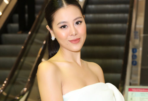 Nam Thư quyến rũ với đầm trễ vai