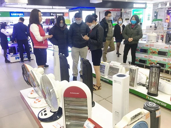 Người tiêu dùng "đổ xô" vào siêu thị và các cửa hàng điện máy để mua thiết bị sưởi ấm trong những ngày miền Bắc rét đậm, rét hại. (Ảnh minh họa)