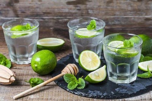 Nhiều lợi ích không ngờ khi uống 1 lý nước chanh vào buổi tối