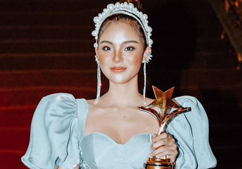Diễn viên Yeye Nhật Hạ giành cúp tại Ngôi Sao Xanh 2020