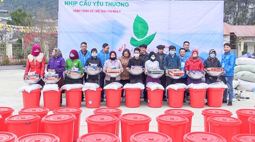 Nhóm Nhịp Cầu Yêu Thương mang hơi ấm đồng bằng lên cao nguyên đá Cán Chu Phìn