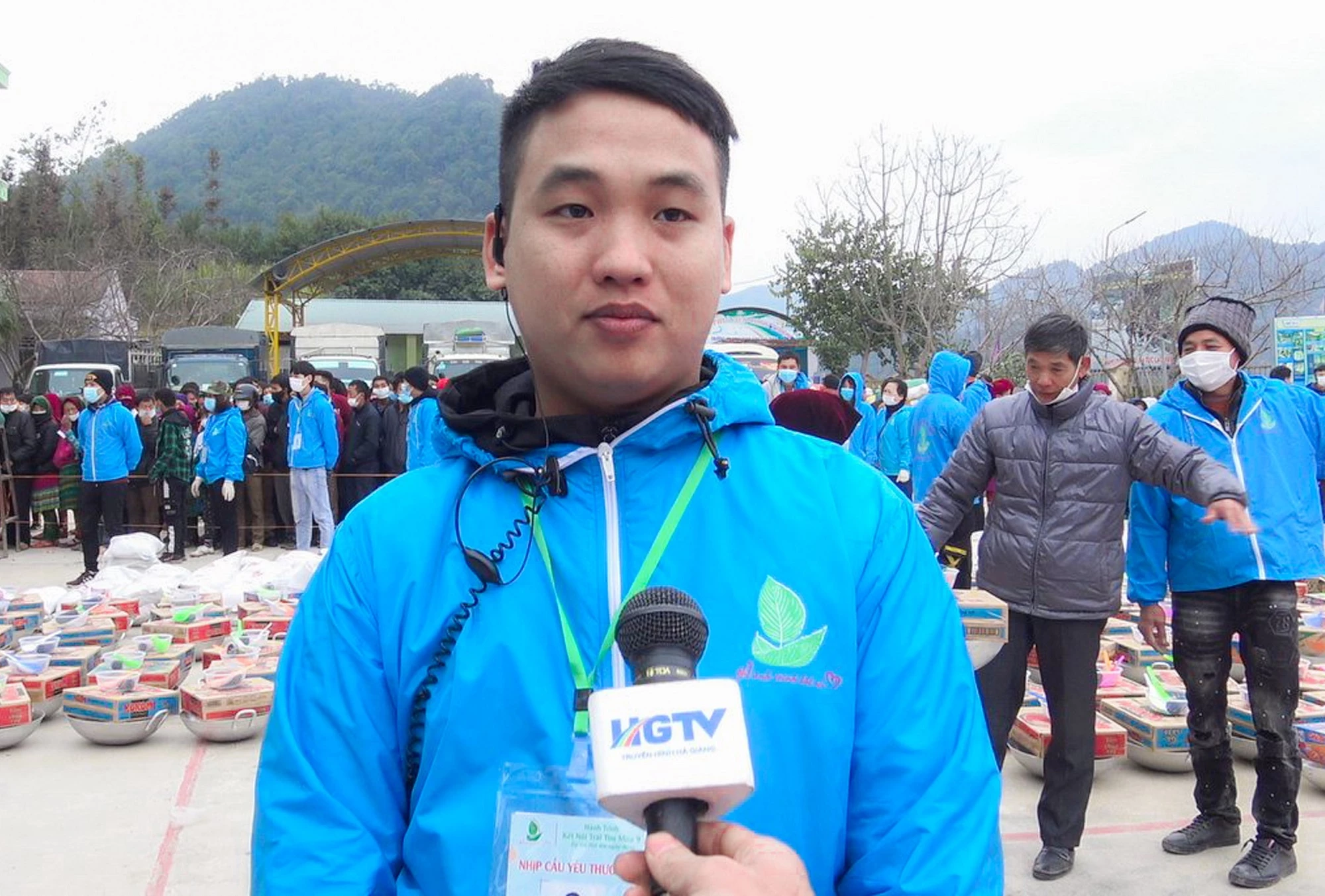 Anh Nguyễn Đức Tú, Trưởng Ban điều hành Nhóm Nhịp Cầu Yêu Thương trả lời phỏng vấn Đài truyền hình Hà Giang.