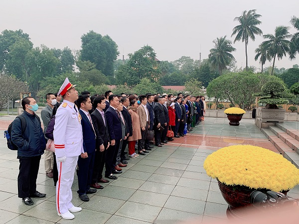 VINASME tổ chức đoàn doanh nhân, doanh nghiệp thành viên vào Lăng viếng Chủ tịch Hồ Chí Minh