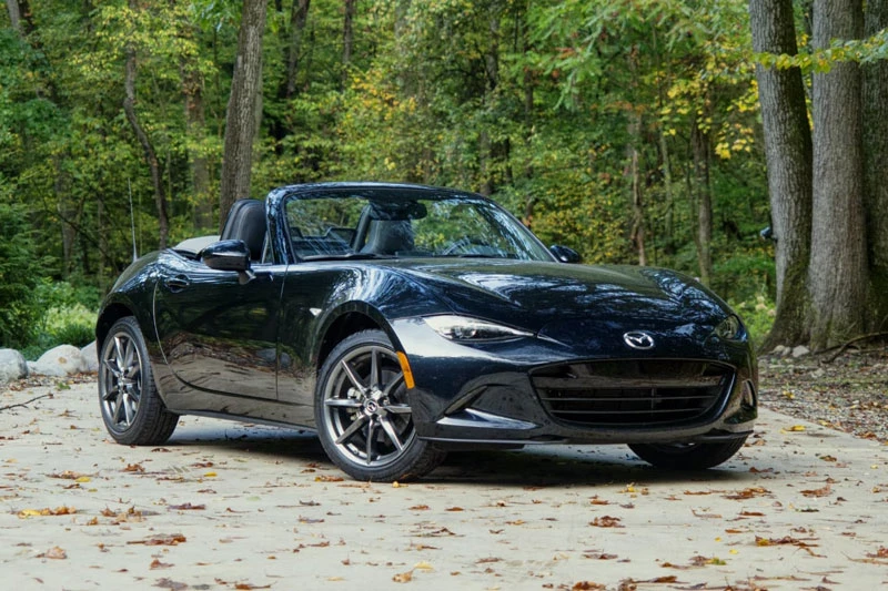 7. Mazda MX-5 Miata 2020 (thời gian tăng tốc từ 0-96 km/h: 5,7 giây). 