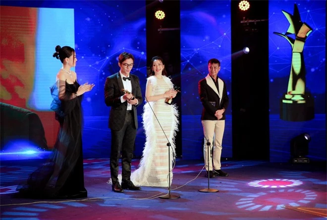 Chi Pu xúc động khi thắng giải Nữ diễn viên được yêu thích nhất - Ảnh 4.