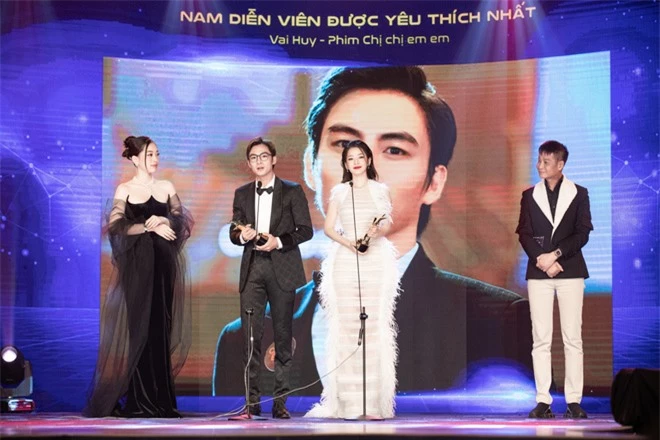 Chi Pu xúc động khi thắng giải Nữ diễn viên được yêu thích nhất - Ảnh 6.
