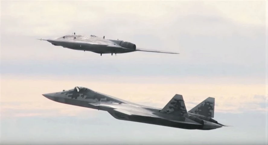 Máy bay không người lái S-70 Okhotnik bay cùng tiêm kích tàng hình Su-57. Ảnh: Zvezda.
