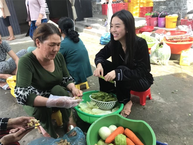 Hé lộ không gian cưới của Á hậu Thúy An ở miền Tây: Cô dâu và Á hậu Phương Nga chèo xuồng, cổng hoa được trang trí lạ mắt - Ảnh 6.