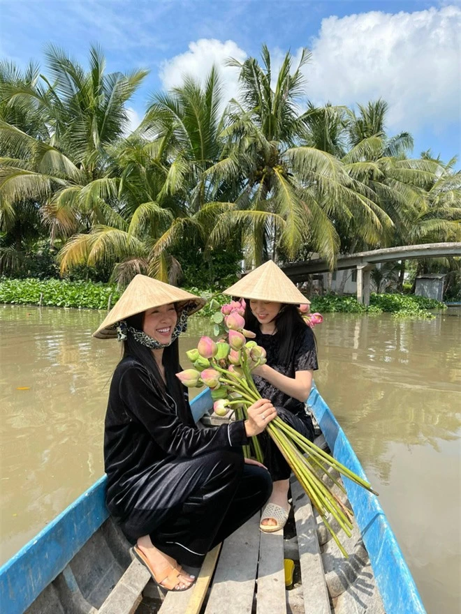 Hé lộ không gian cưới của Á hậu Thúy An ở miền Tây: Cô dâu và Á hậu Phương Nga chèo xuồng, cổng hoa được trang trí lạ mắt - Ảnh 7.