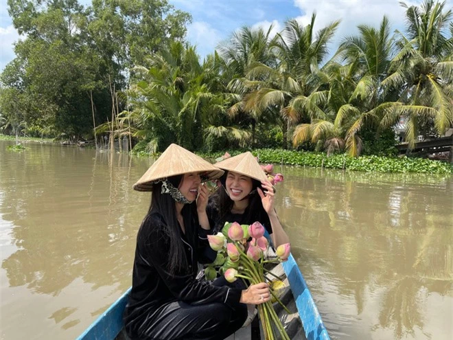 Hé lộ không gian cưới của Á hậu Thúy An ở miền Tây: Cô dâu và Á hậu Phương Nga chèo xuồng, cổng hoa được trang trí lạ mắt - Ảnh 8.