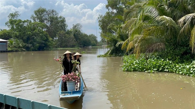 Hé lộ không gian cưới của Á hậu Thúy An ở miền Tây: Cô dâu và Á hậu Phương Nga chèo xuồng, cổng hoa được trang trí lạ mắt - Ảnh 9.