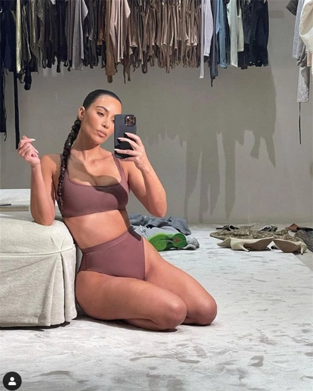 Kim Kardashian không còn đeo nhẫn cưới - 1