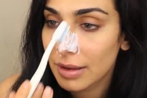 Bung hết mụn đầu đen chỉ bằng 1 chiếc bàn chải đánh răng