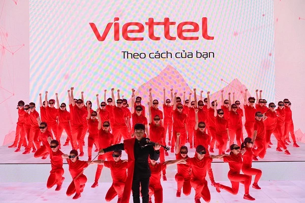 Nhận diện thương hiệu mới của Viettel có Logo màu đỏ chủ đạo và slogan “Your way - Theo cách của bạn”