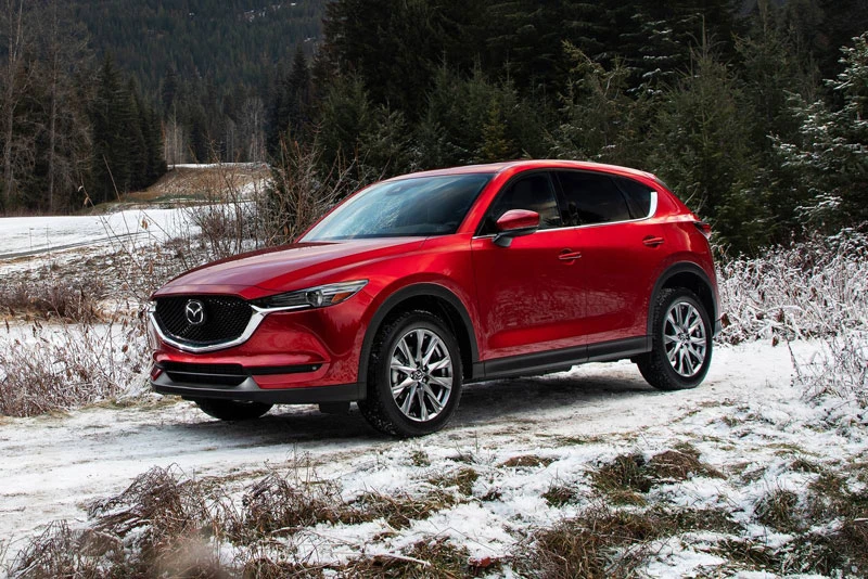 2. Mazda CX-5 2021 (giá khởi điểm: 25.270 USD, điểm tổng thể: 8,5/10).