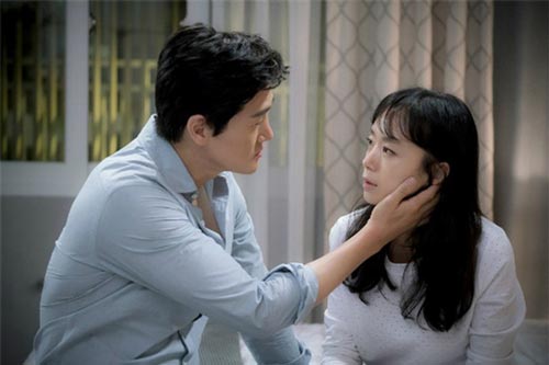 Vợ xách đồ bỏ theo người tình để 2 con lại cho chồng nuôi, 1 tháng sau cô trở về với nụ cười rạng rỡ còn anh thì cuống quýt xin lỗi vợ