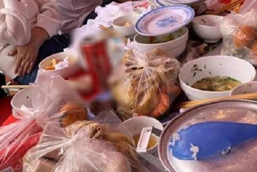 Đi đám cưới bạn thân, cô gái 'muối mặt' vì bạn trai mang theo túi bóng để lấy đồ ăn đem về