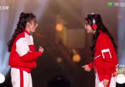 Dương Mịch bị soi cằm biến dạng khi đứng chung sân khấu với Angelababy