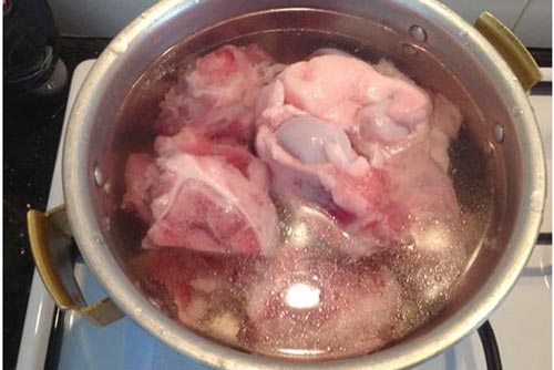 Mẹo ninh nước hầm xương trong vắt, thơm ngon