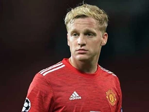 'Van de Beek nên tới đập cửa phòng Solskjaer'