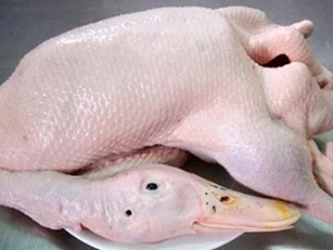 Mẹo làm lông vịt siêu nhanh, không còn mùi hôi