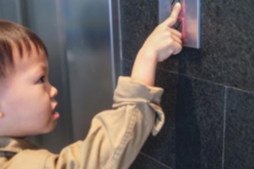 3 kỷ năng xử lý khi bị kẹt trong thang máy, cha mẹ nhất định phải dạy cho con