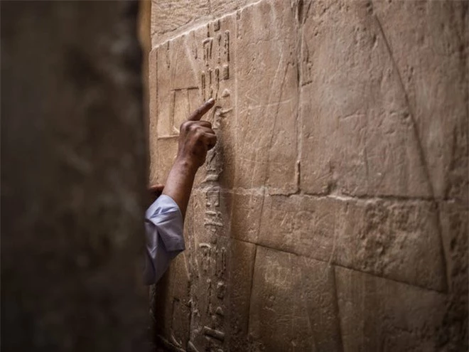 Khai quật lăng mộ 2500 năm tuổi, tìm thấy hàng loạt lời nguyền xác ướp Ai Cập khắc trên tường - Ảnh 1.