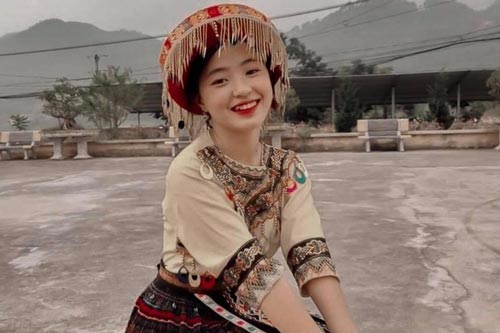 Gặp "cô bé bán lê" ở Hà Giang từng gây "sốt" MXH, nhan sắc hiện tại càng bất ngờ hơn