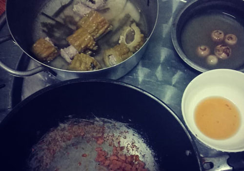 Lấy chồng 9 năm, ốm không dậy được, vợ nhìn mâm cơm chồng nấu mà uất nghẹn