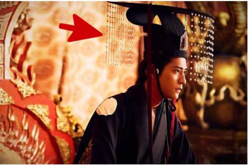 Tại sao vua chúa thường treo một ‘tấm mành’ trước mặt? – Gây vướng víu nhưng mang ý nghĩa thâm sâu