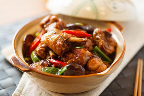 Cách làm chân giò hầm thuốc bắc, giúp bồi bổ sức khỏe cực tốt