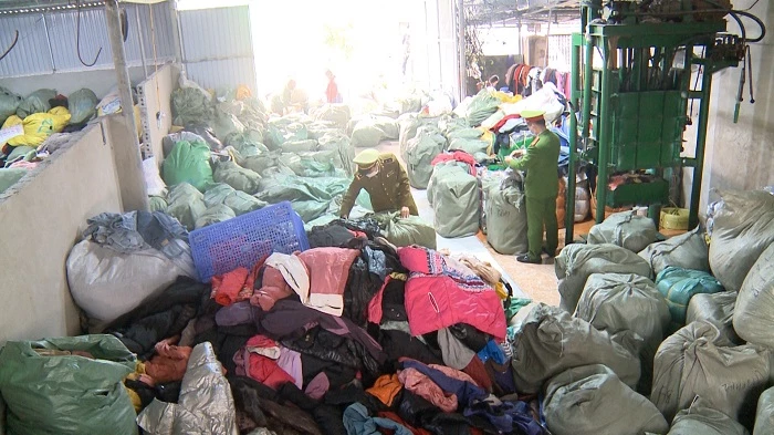 Phát hiện và tịch thu trên 11 tấn quần áo đã qua sử dụng tại Thanh Hóa.