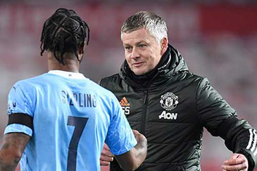 Berbatov chửi thề vì M.U thân thiện với Man City