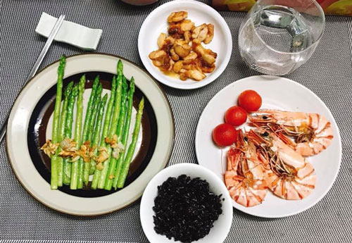 Bỏ qua suy nghĩ một mình ăn gì cũng được, cô gái gần 30 tuổi khoe bữa cơm tự nấu ai cũng mê