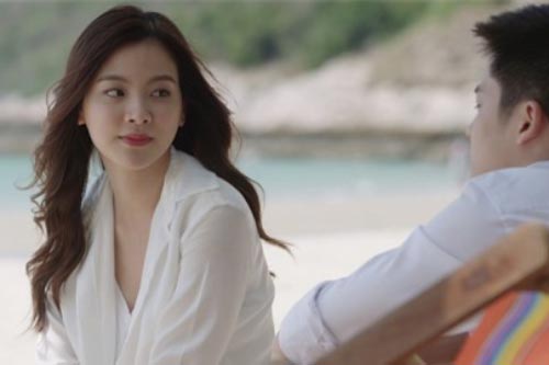 Mãi mới lừa được vợ cũ vào nhà nghỉ, nhưng khi đang nằm trên giường chờ thì cô ấy mở cửa nhà tắm, bước ra với món đồ khiến tôi run sợ