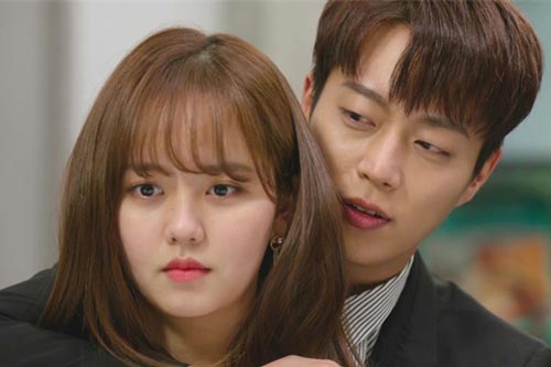 Đưa con về thăm mẹ đẻ mà gọi mãi không ai trả lời, sau khi phá cửa vào, tôi rụng rời đồng thời oán hận anh trai vô cùng