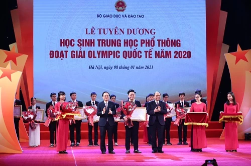 Thủ tướng Nguyễn Xuân Phúc và Bộ trưởng Phùng Xuân Nhạ trao Huân chương Lao động hạng Nhất và Bằng khen cho em Bùi Hồng Đức 