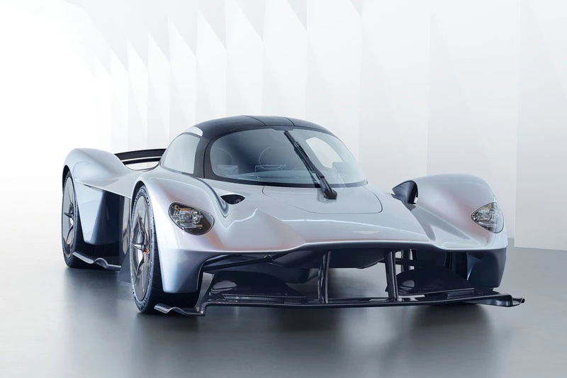 =7. Aston Martin Valkyrie (vận tốc tối đa: 402 km/h).