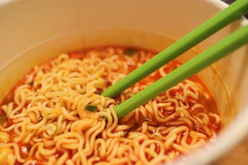 Tác hại đáng sợ khi ăn mì tôm nhiều người không biết