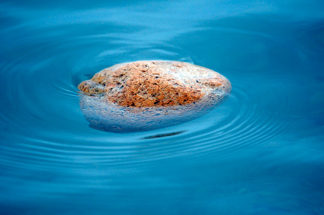 Kỳ lạ đằng sau loại đá có thể tự nổi trên mặt nước biển
