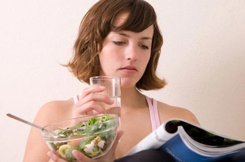 Uống nước trong bữa ăn bạn nên dừng lại ngay hôm nay