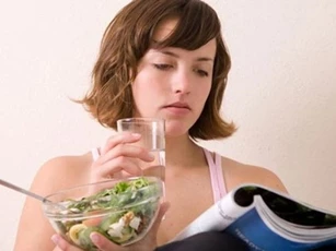 Uống nước trong bữa ăn bạn nên dừng lại ngay hôm nay
