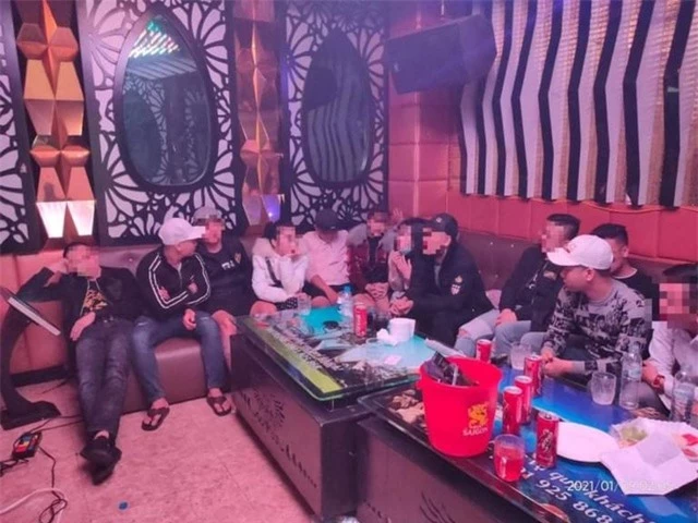 Phát hiện 38 thanh niên nam nữ sử dụng ma túy trong quán karaoke - 1