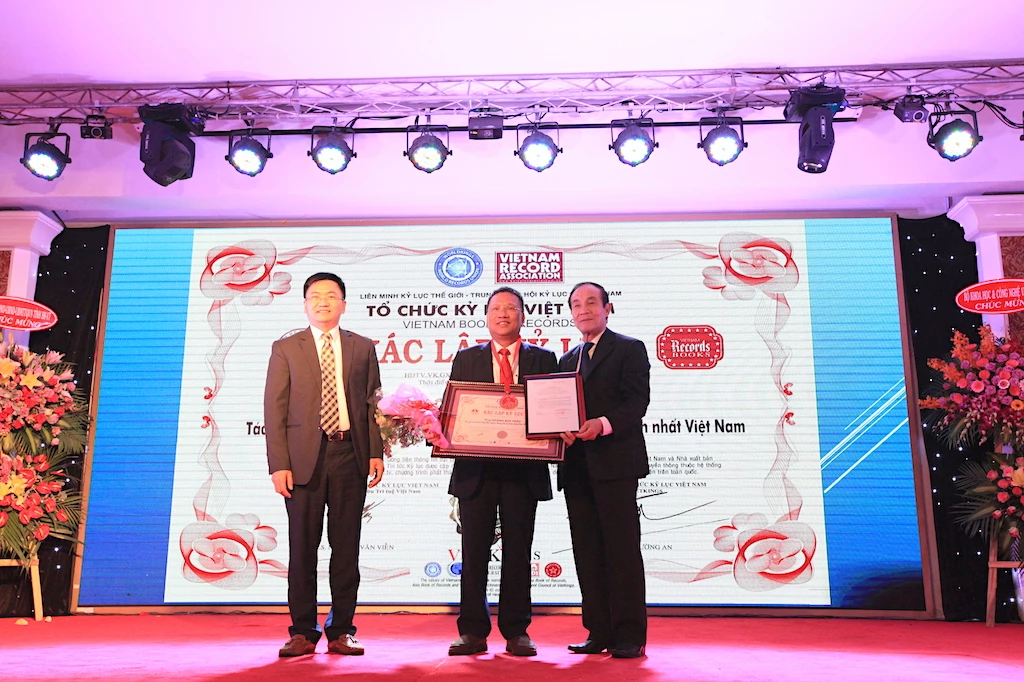 Tổ chức kỷ lục thế giới (WorldKings) và kỷ lục Việt Nam (VietKings) đã trao tặng kỷ lục cá nhân về khoa học công nghệ cho Anh hùng Lao động - Nhà khoa học Hoàng Đức Thảo.
