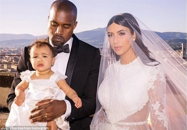 Kim Kardashian liên tục đăng ảnh gợi cảm giữa tin đồn hôn nhân rạn nứt - 7
